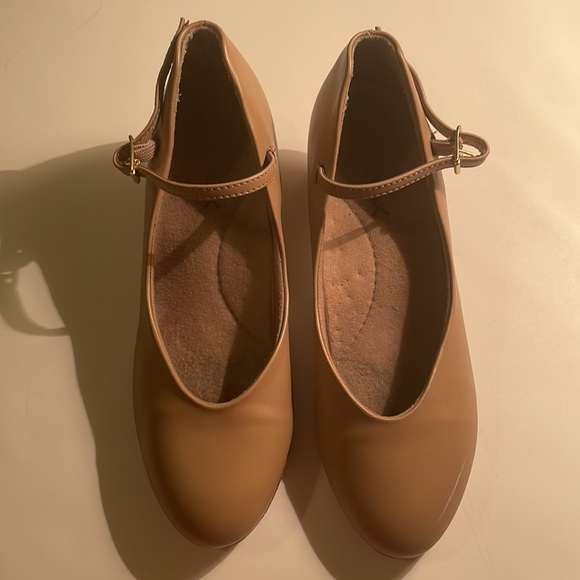 Dance Theater Shoes Sz 6.5 Buckle Strap 2 inch Low Heel Taupe Nude Beige Tan Act - Picture 3 of 8